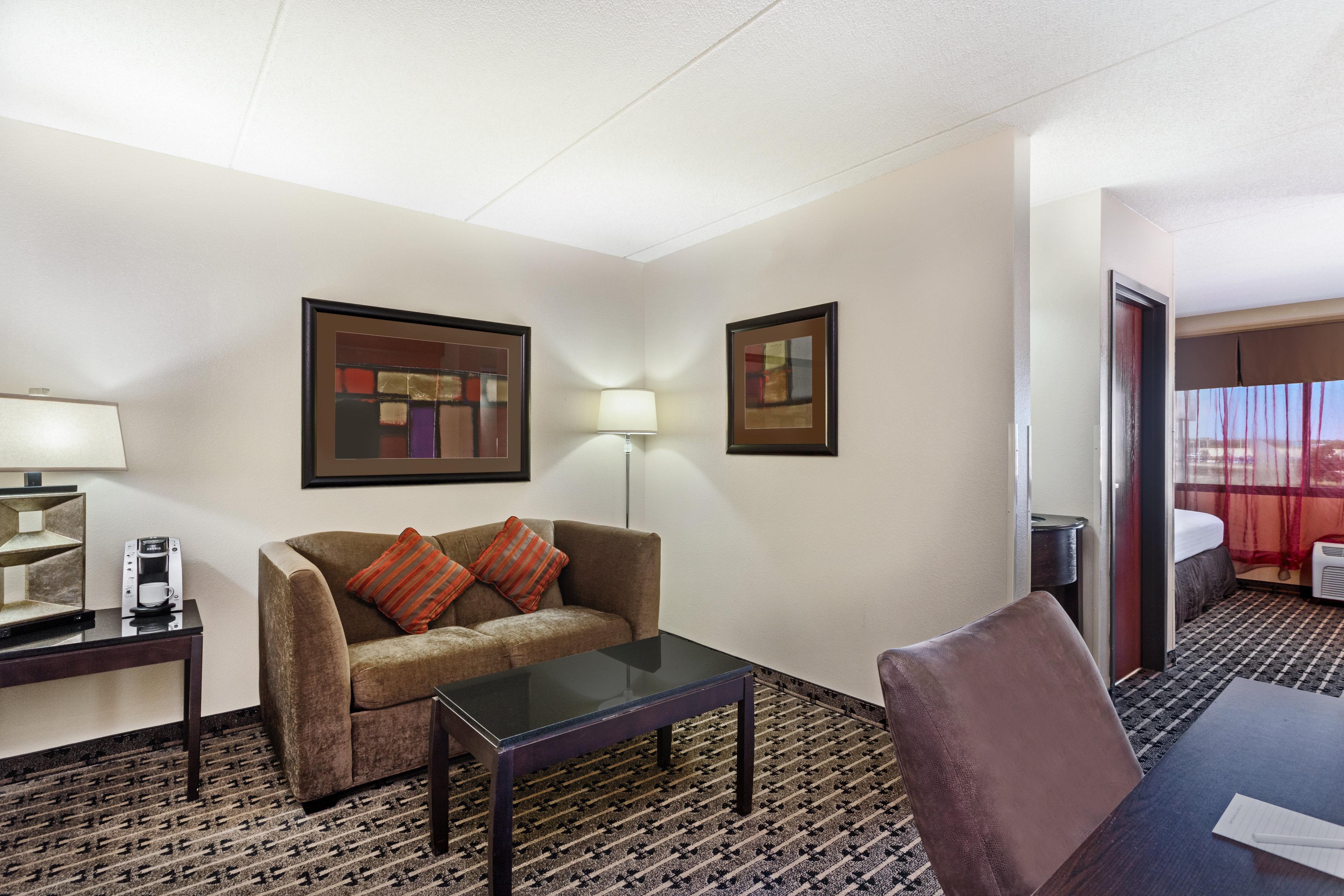 Crowne Plaza Milwaukee South By Ihg Hotel Exterior photo