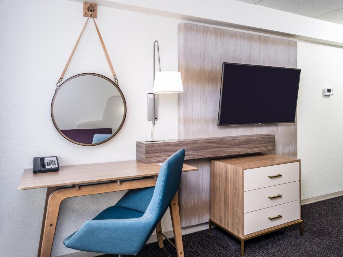 Crowne Plaza Milwaukee South By Ihg Hotel Exterior photo