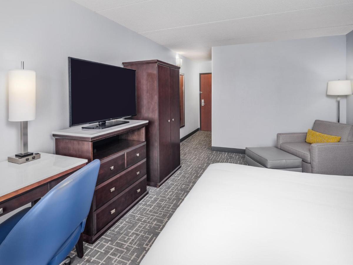 Crowne Plaza Milwaukee South By Ihg Hotel Exterior photo