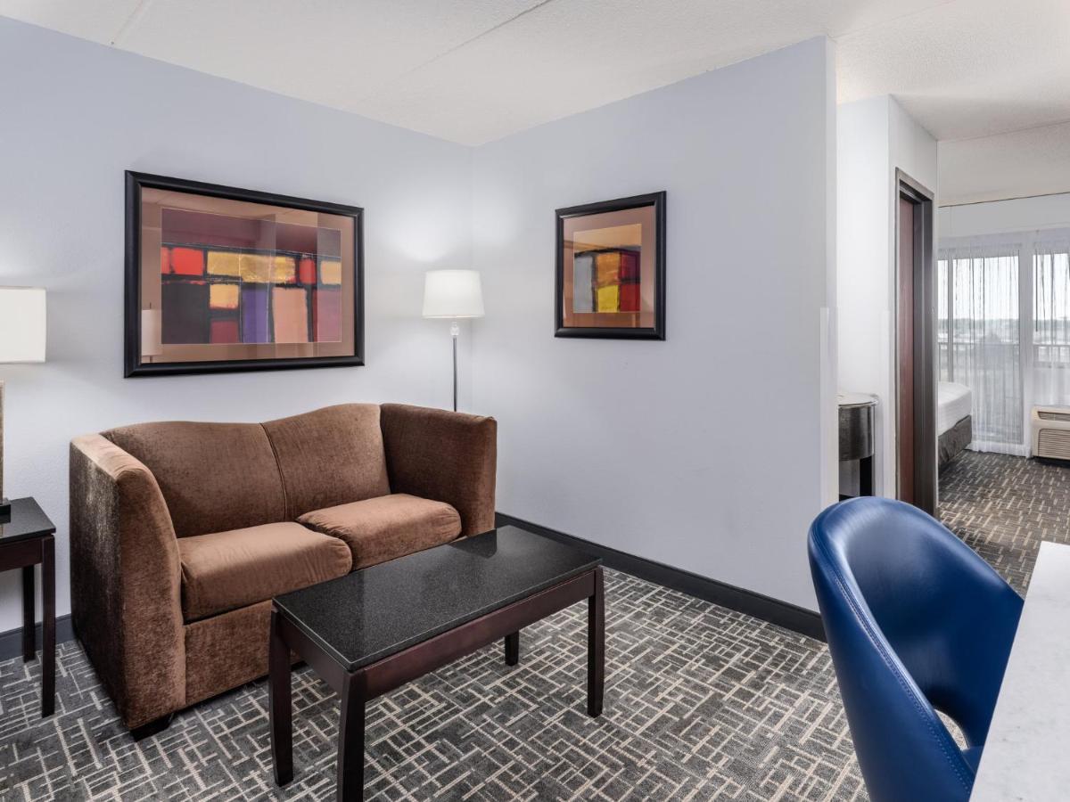 Crowne Plaza Milwaukee South By Ihg Hotel Exterior photo