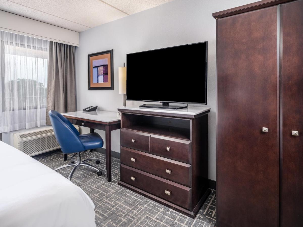 Crowne Plaza Milwaukee South By Ihg Hotel Exterior photo