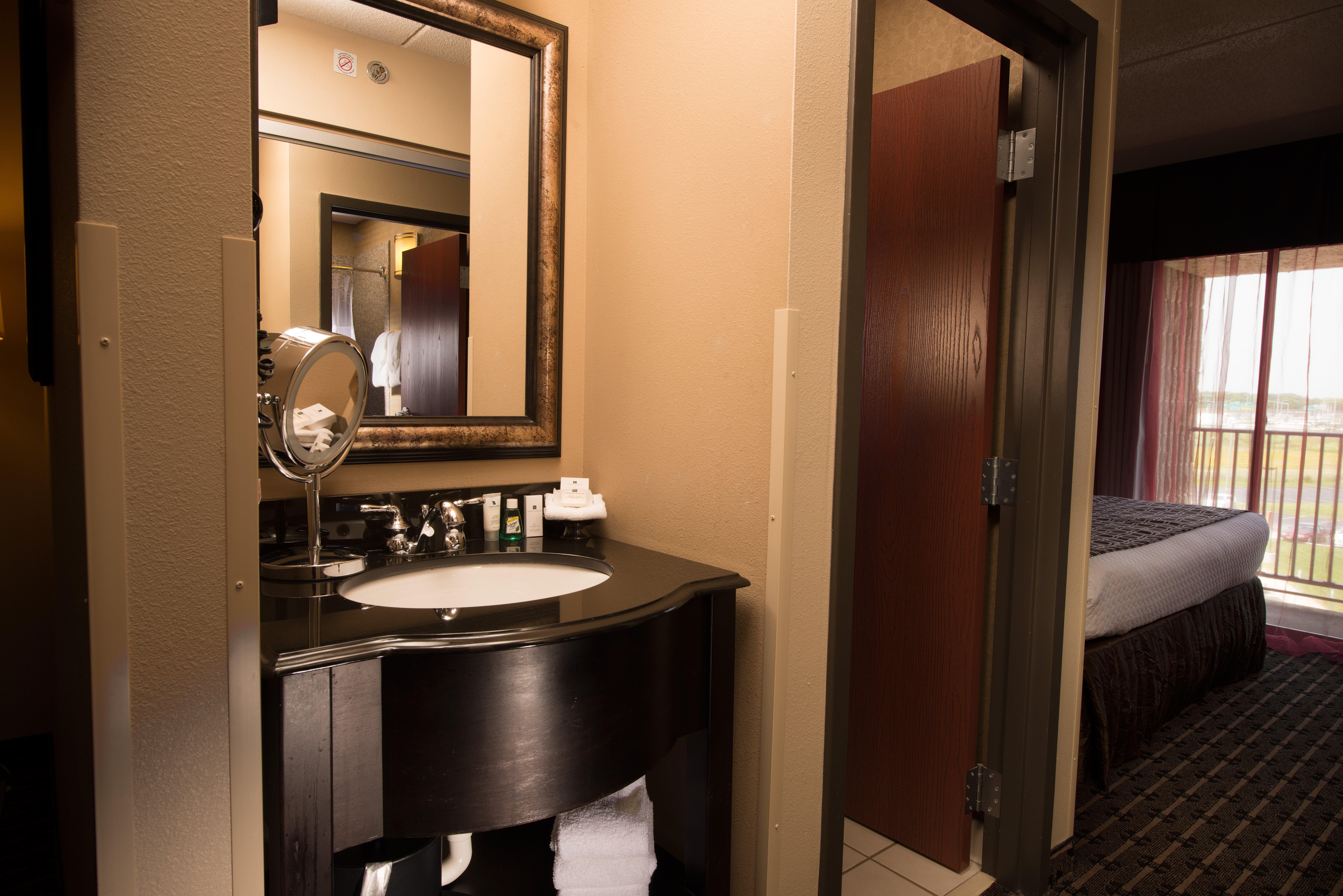 Crowne Plaza Milwaukee South By Ihg Hotel Exterior photo