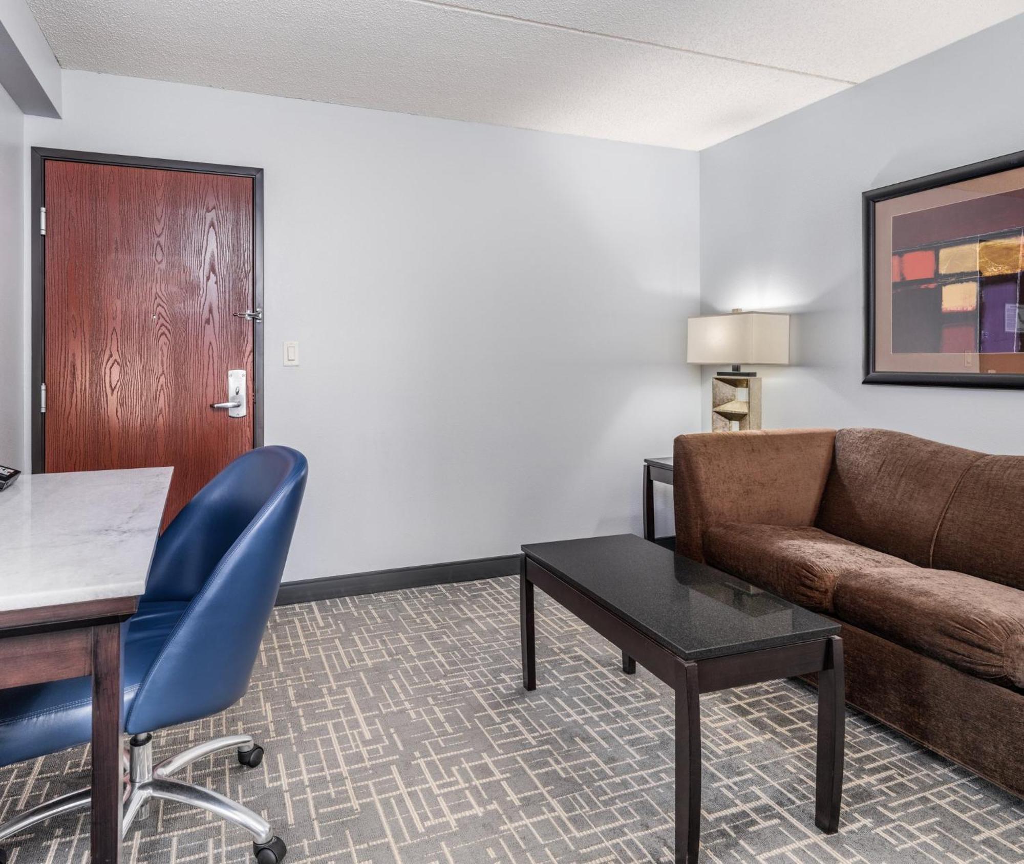 Crowne Plaza Milwaukee South By Ihg Hotel Exterior photo